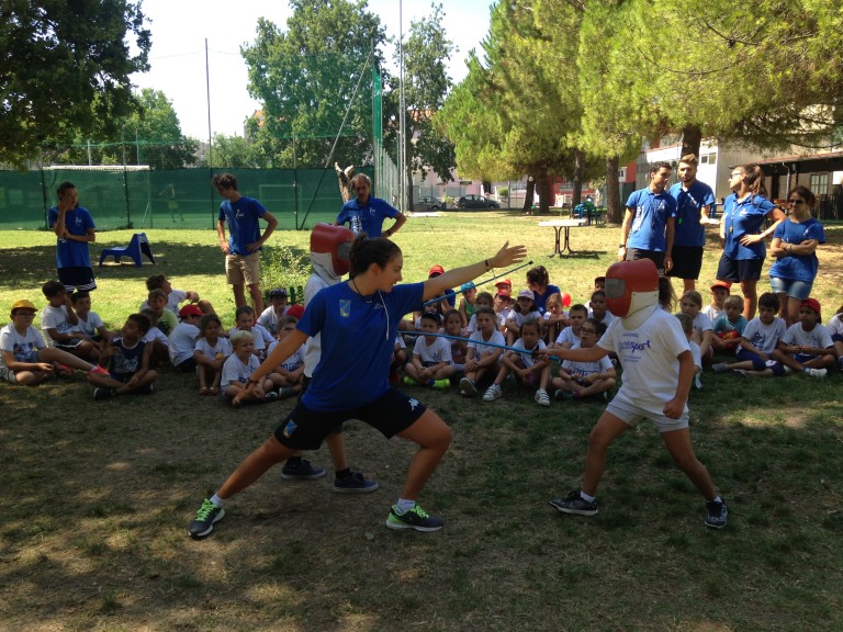 Una campionessa di fioretto al centro estivo sportivo Jump