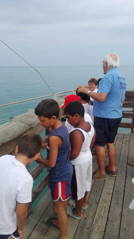 Una mattinata alla scoperta del mare i ragazzi del Jump in visita ai “quadri” dei pescatori