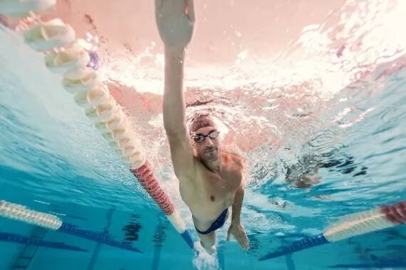 Densità di affollamento delle piscine. Da 7 a 5 mq a persona